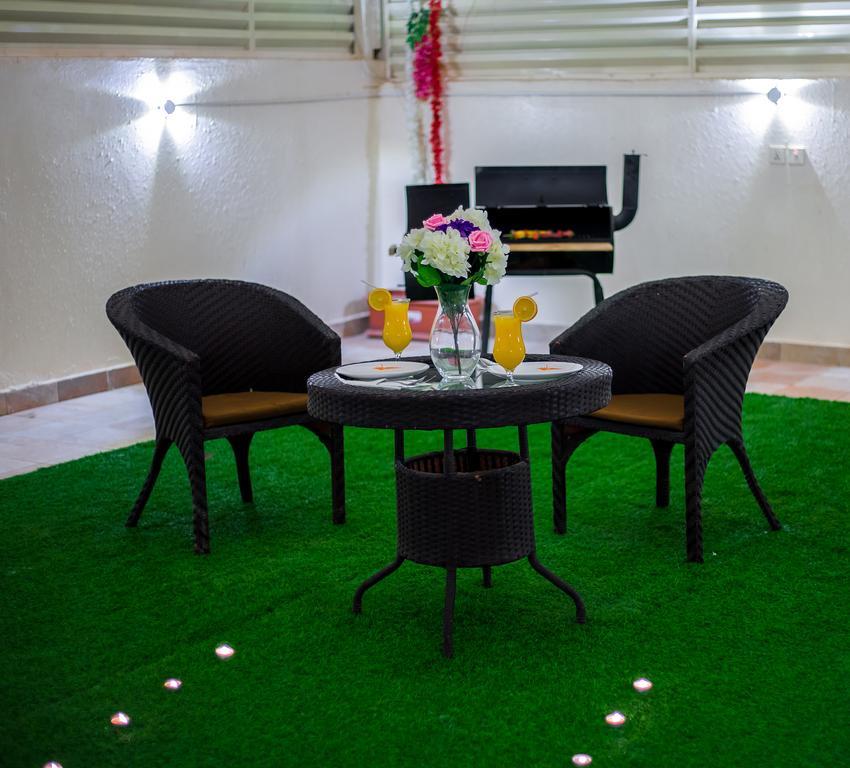 Rest Night Serviced Apartments- Alhamra Ar Riyad Esterno foto Artificial grass in a hotel