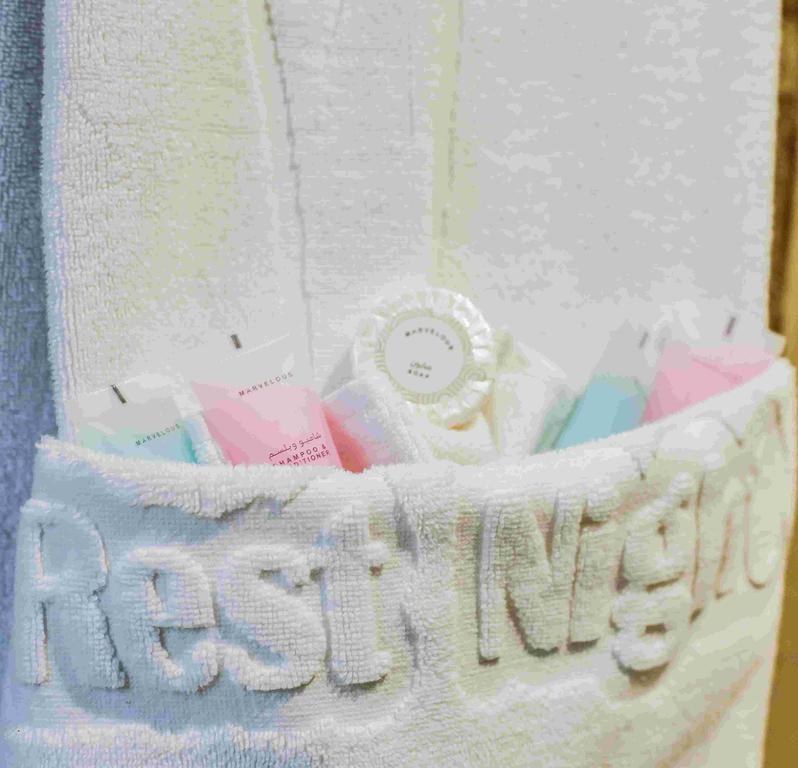 Rest Night Serviced Apartments- Alhamra Ar Riyad Esterno foto A basket of toiletries