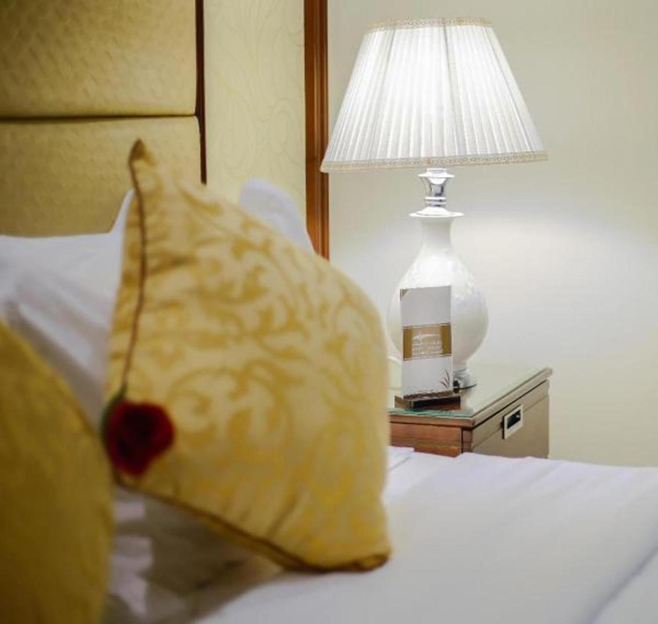Rest Night Serviced Apartments- Alhamra Ar Riyad Esterno foto A lamp on a bedside table